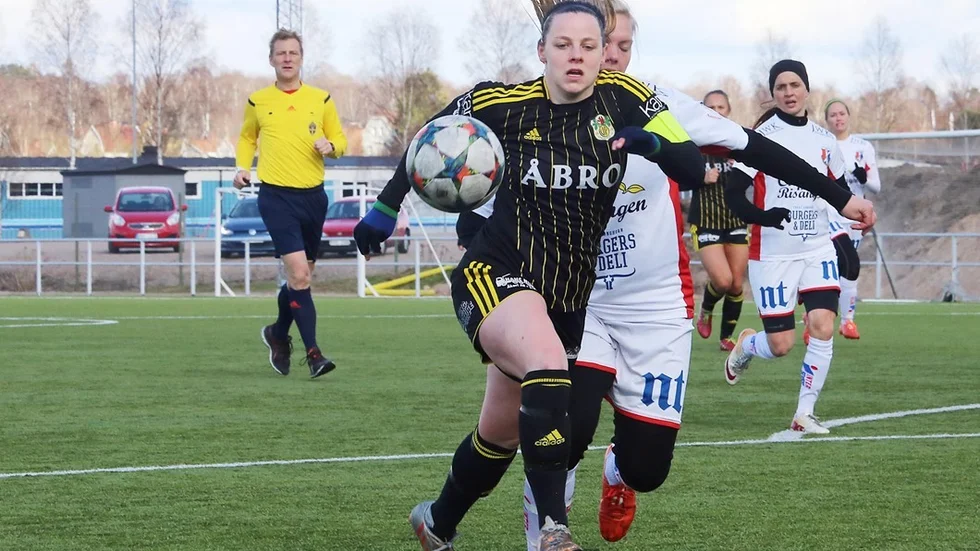 Vimmerby IF:s Anna Karlsson toppar skytteligan i damtvåan. I dag ställs hennes lag, som leder serien, mot tvåan Kenty Linköping på bortaplan.