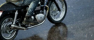 Bilist körde efter stulna motorcyklar