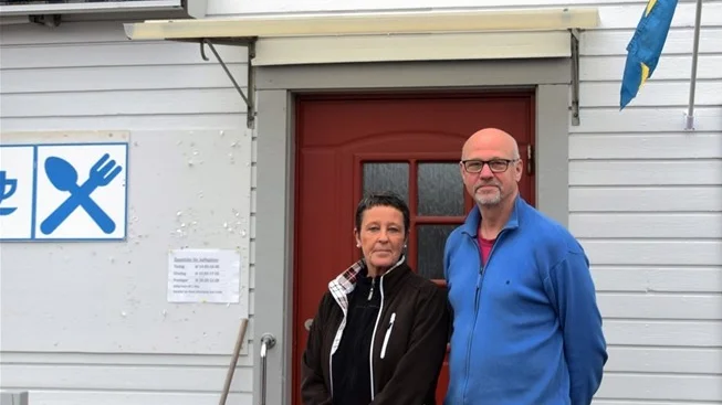 Ebon Söderberg och hyresvärden Kenneth Johansson låser snart dörren till verksamheten. Foto: Morgan Karlsson
