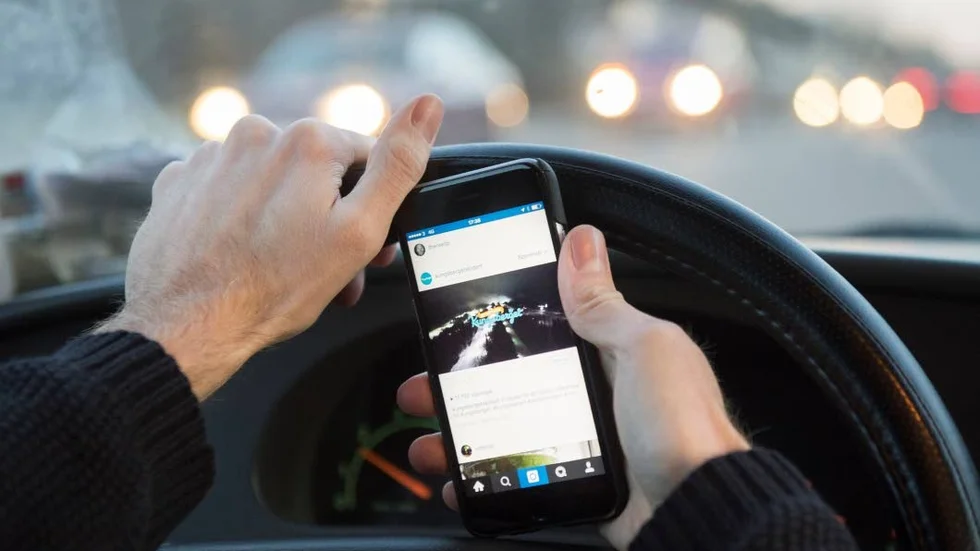 En bilist bröt mot de nya mobilförbudet vid resecentrum i veckan.