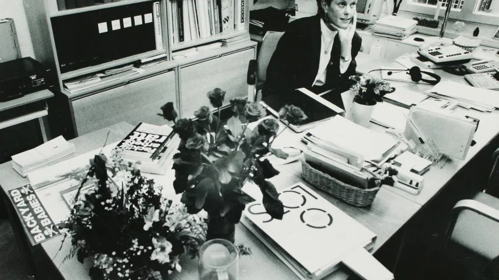 Vänner. Bilden var införd i Corren 20 september 1991 med bildtexten: "Anna-Karin Cardell fick rosbuketter från anonyma vänner som stöd i den pågående tvisten i Folkets Hus."