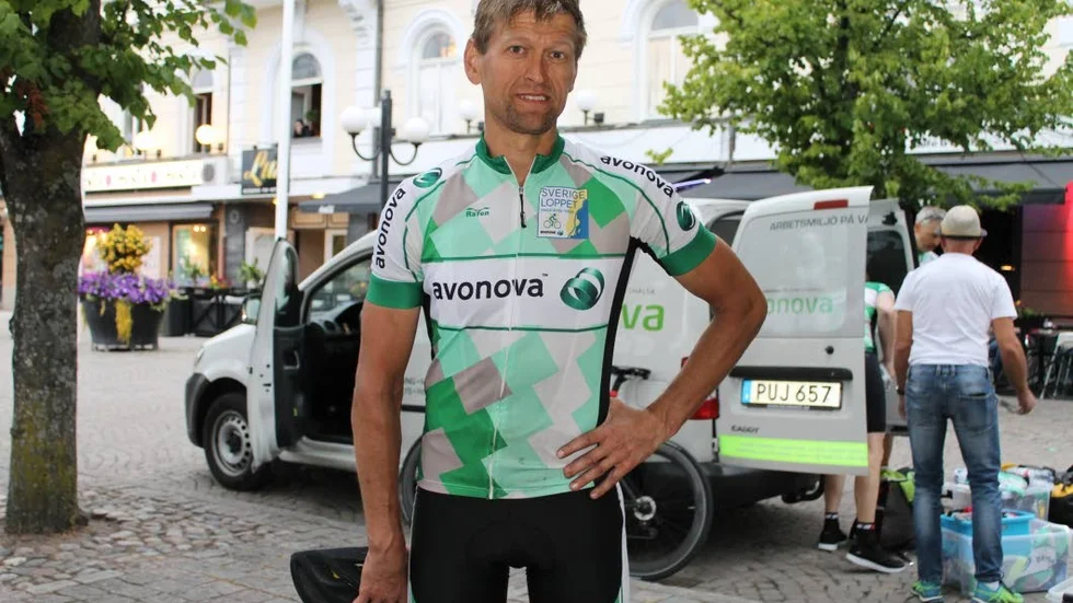 Cyklist. Psykologen Kristian Hallsten från Södra Sandby, var en av de första cyklisterna att nå Motala med sitt lag Avonova.