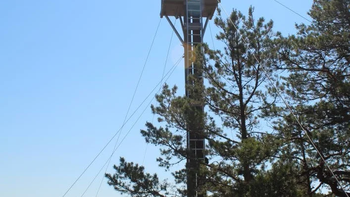 Tornet på utsiktsberget där Äventyrsbergets zipline startar.