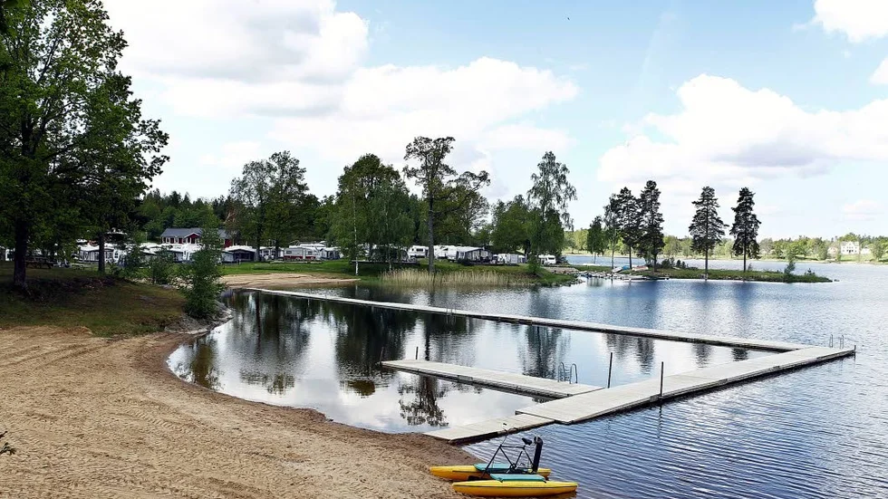 Småängens Camping säger upp skötsel- och nyttjanderättsavtal med Bildningsnämnden i Motala.