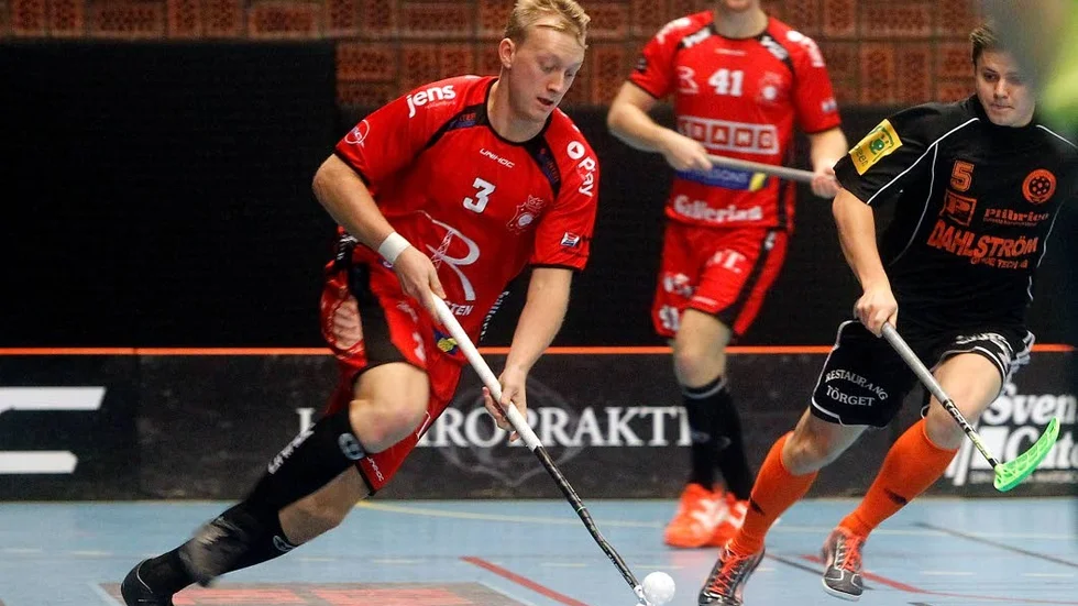 SPELAR. Han har hängt kring laget hela försäsongen. Nu spelar Mikael Sonesson i Solfjäderstadens hemmapremiär i ettan mot Älvsjö.