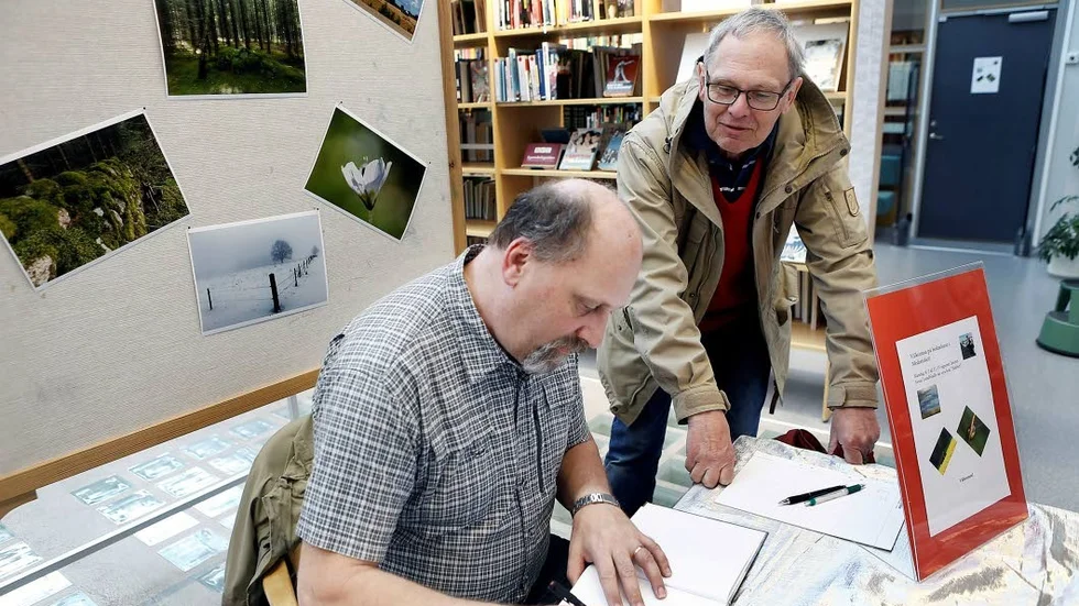Före detta lärarkollegan Roland Mowitz får en bok signerad av Jonas Lundbladh.