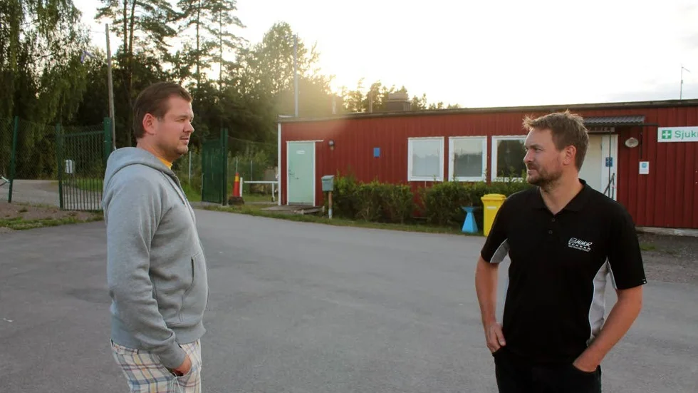 EN ÄR KVAR. Indianernas Peter Johansson är kvar i elitserien, Piraternas Daniel Andersson är det inte. Indianerna jublade på tisdagen som om laget vunnit SM-guld.