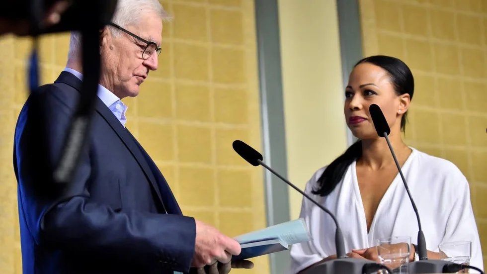 Presskonferens. Kultur- och demokratiminister Alice Bah Khunke (MP) mottar ett delbetänkande om public service-mediernas framtida finansiering.
