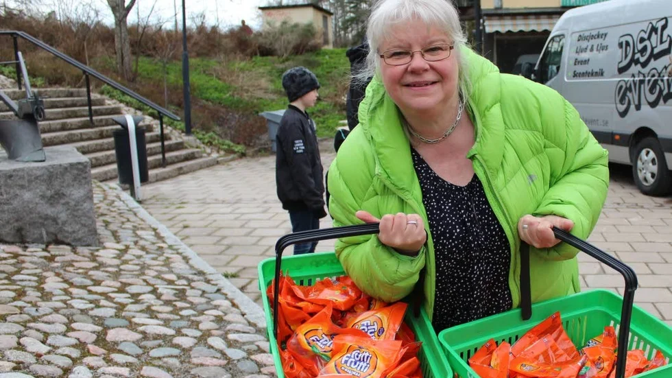 Christina Larsson delade ut godispåsar till alla barn.