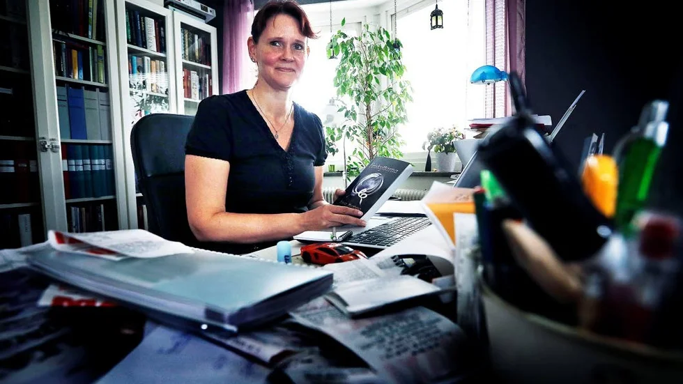 Ewa Broberg romandebuterar med boken "Friskyttarna" som är första delen i en triologi om kampen för överlevnad i en dystopisk framtid.