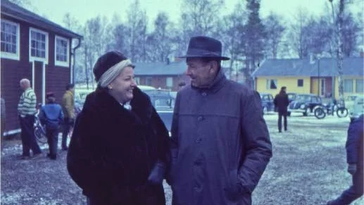 Skyttehagen med Jägargatan i bakgrunden. T.v Lisa Johansson som hade damfrisering i staden och var duktig orienterare, samt Mauritz Masse Sköldborg.