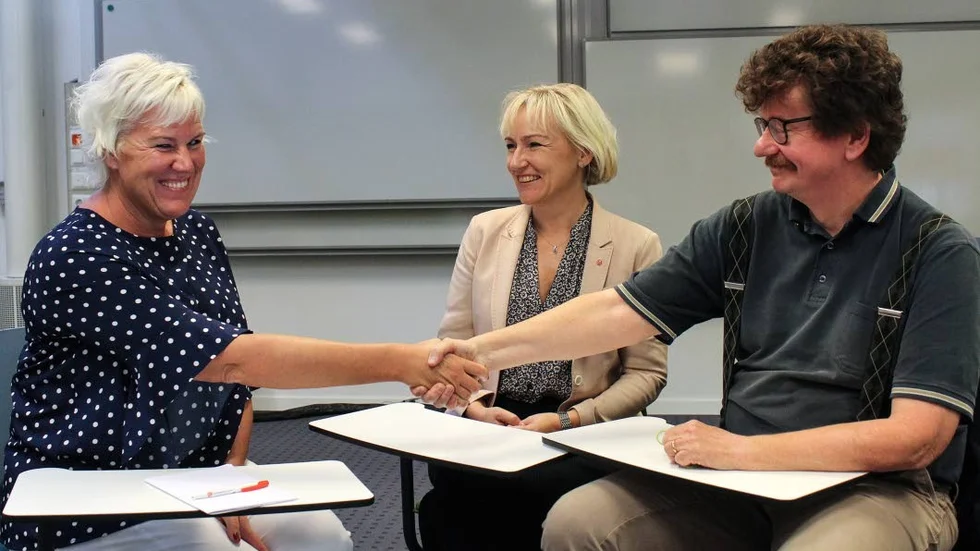 Kristina Edlund (S) och Lars Stjernkvist (S) gav sitt vallöfte när Helene Hellmark Knutsson (S), minister för högre utbildning och forskning, besökte Östergötland.