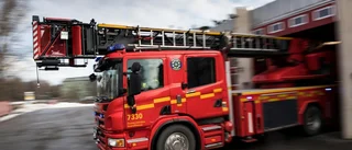 JUST NU: TVÅ TILL SJUKHUS EFTER BRAND I LÄGENHET