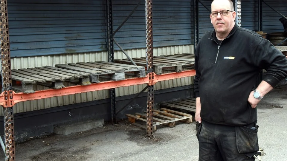 Det var detta som Mikael Hallén fick se under sin söndagspromenad. 16 pallar hade tömts på drygt 60 lastbilsfälgar under helgen. Foto: Morgan Karlsson