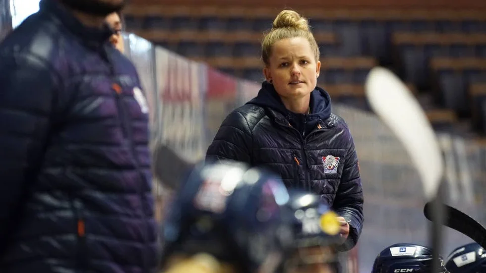 Madeleine Östling ska återigen lotsa sitt lag genom två SDHL-matcher i helgen. LHC är bättre nu än i början av serien.