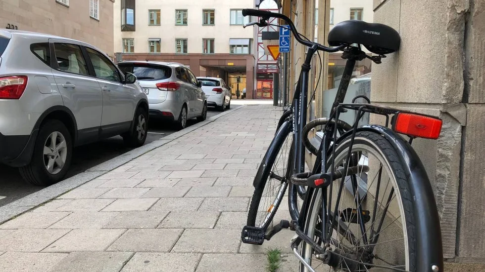 Felparkerade fordon, cyklar i vägen eller tysta elbilar är sådant som kan ställa till problem för människor med synnedsättning.