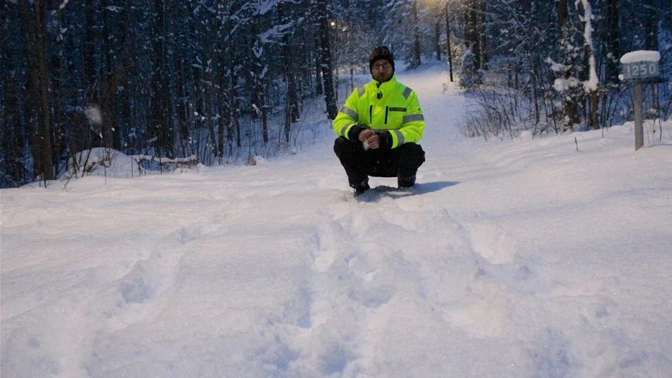 Thomas Ström tvingades konstatera redan dagen efter att han gjort skidspår på elljusspåret, att någon varit och gått i spåren. Nu har spåren förvisso snöat igen, men på fredag ska han lägga nya som han hoppas får vara ifred.