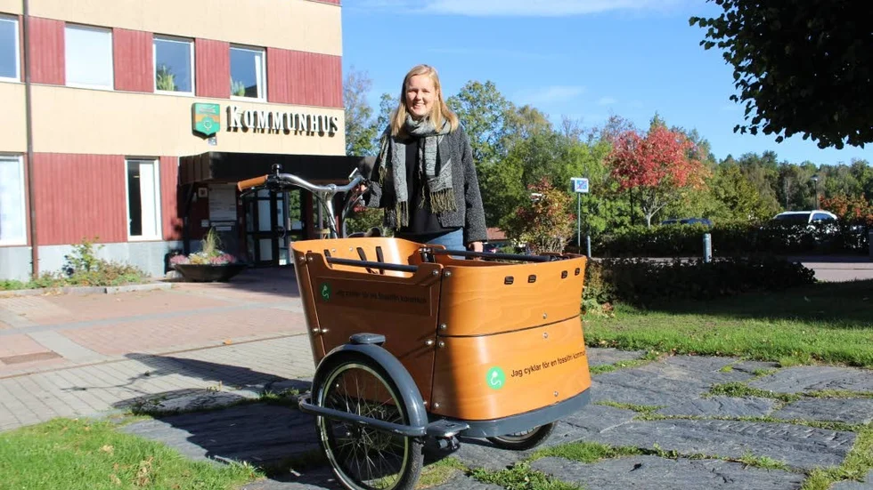 Kom och prova. Kommunens energistrateg Malin Bergström söker testpiloter som vill provsa att pendla med elcykel.