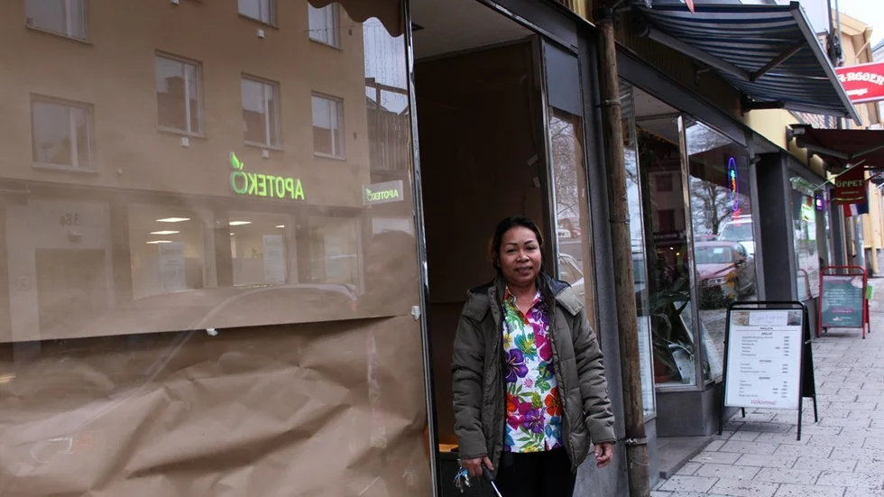 Yoawaret Khan-Ngoen vid lokalerna där hon och Anders Wendel snart öppnar thaibutik. Längre upp på samma gata driver hon redan Khan-Ngoen Thaimassage. Foto: Rebecca Forsgren Malmström