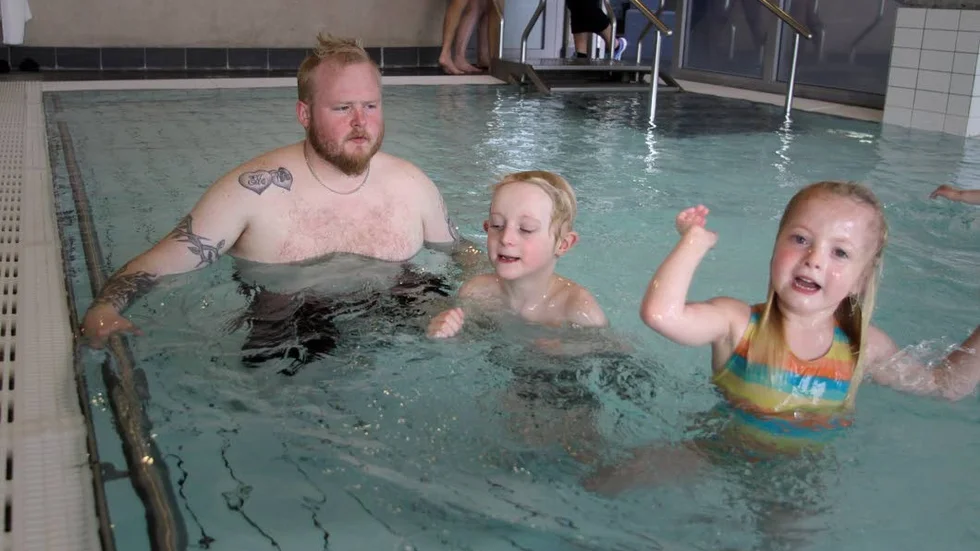 Simskola. Pappa Dan Ek och lillasyster Wilmaär imponerade av Axels utveckling på bara en vecka.