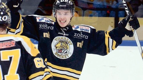 Markus Modigs och VH hade lekstuga i seriefinalen mot Mariestad som slutade 9-1 och Modigs svarade för fyra av målen. Foto: Magnus Strömsten