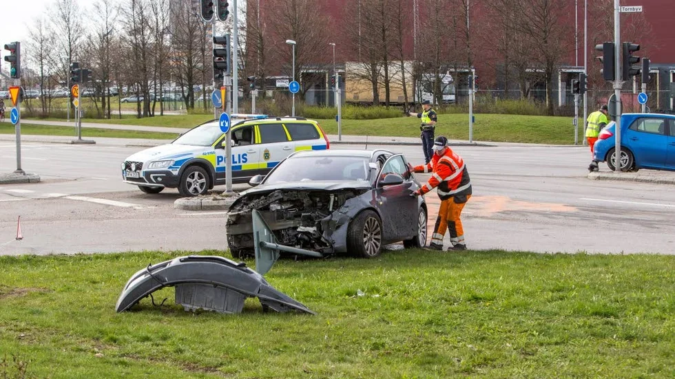 Två personbilar och en lätt lastbil kolliderade på Tornbyvägen på fredagsmorgonen.