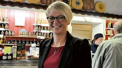 Arbetsmarknadsminister Elisabeth Svantesson sätter sig in i ostbranschen. Foto: Julia Kimell