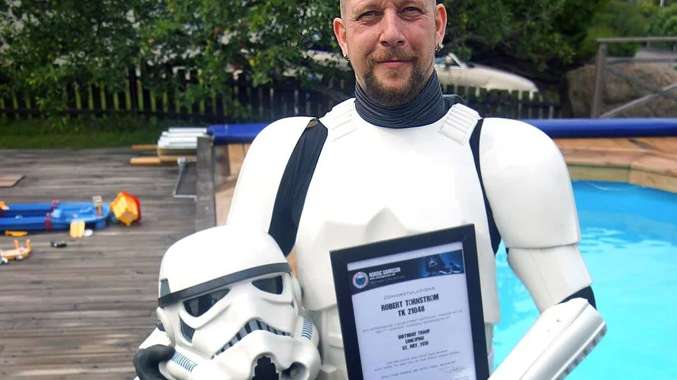 Saknar sin dräkt. Robert Törnströms stormtrooperdräkt är borta efter ett inbrott.