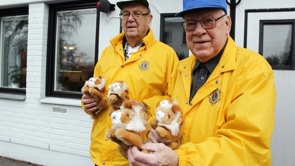 Likt tomten kom Edgar Bergström och Tor Berg med en uppskattad gåva i form av gosedjur till ambulansen.