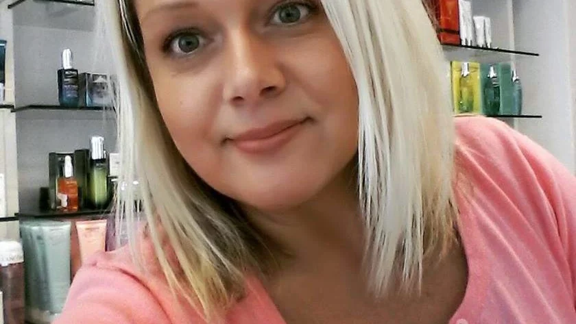 Bananbåtar tog Eva-Lena Eek från Vimmerby till slutaudition. Till Stockholm skulle hon ha med sig "något bakat på jäst och något hon är stolt över". Det blev en korg med bröd smaksatt med oliver och soltorkade tomater, kardemummabullar med vaniljkräm och egenkomponerade dammsugare med saffranskaka. Foto: Privat