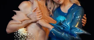 Glittrande kroppstrumpor i psykedeliskt ljus