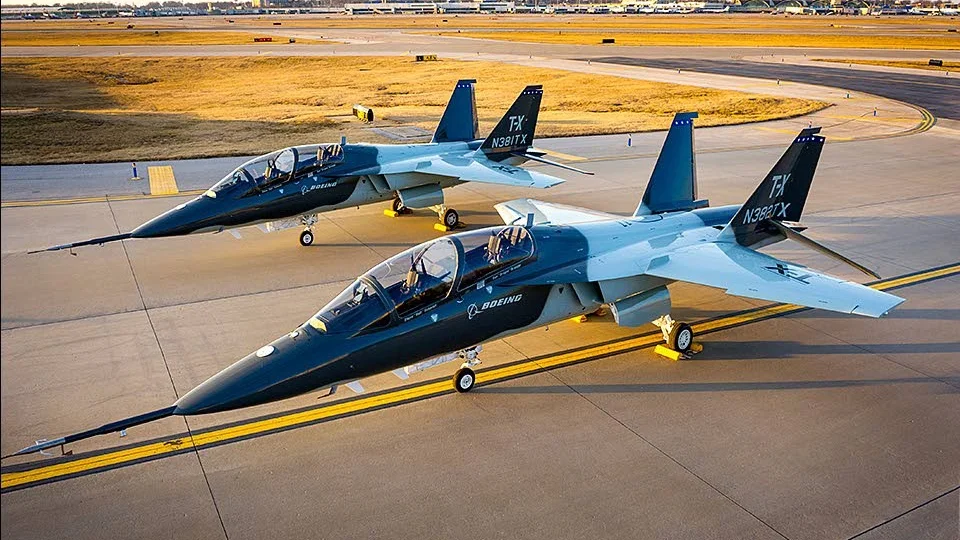 Två. Boeing och Saab har nu genomfört testflygningar med bägge T-X-planen.