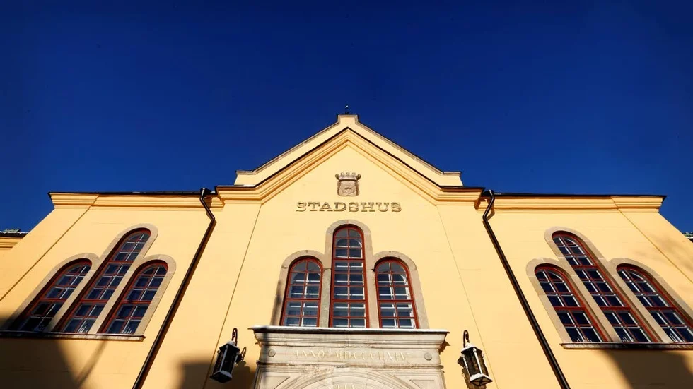 Linköpings kommun. Skribenten är trött på att skattepengar går till Vallastaden, fler politiskt anställda och till en filminspelning.