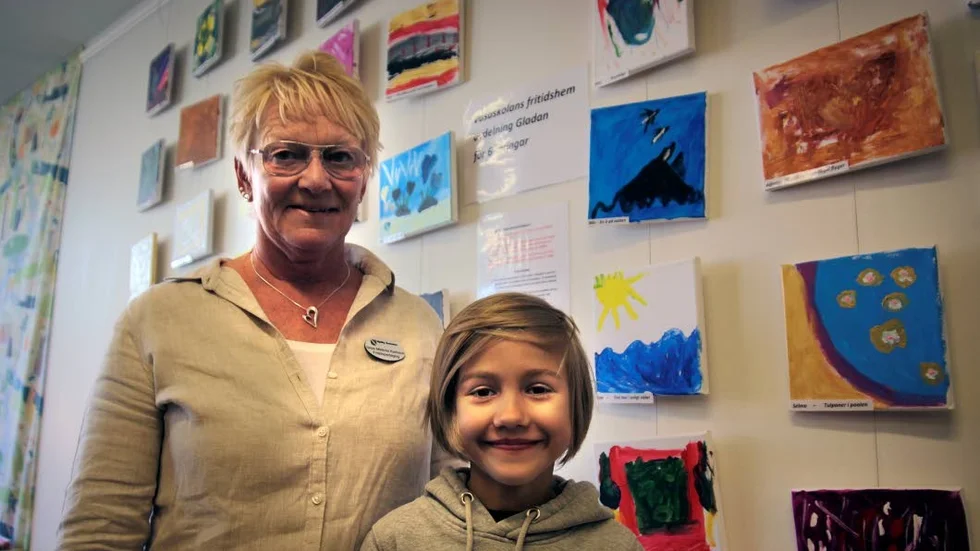 Färgrikt. Pedagogen Sirpa Nikkola Karlsson tillsammans med eleven Nils Furberg. Hans tavla är den blåsvarta snett ovanför hans huvud.