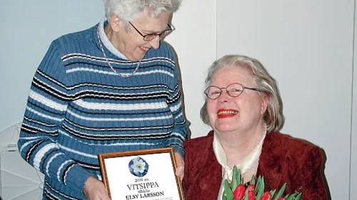 Elsy Larsson fick 2004 års vitsippepris av Kristdemokraternas ordförande Märta Pettersson