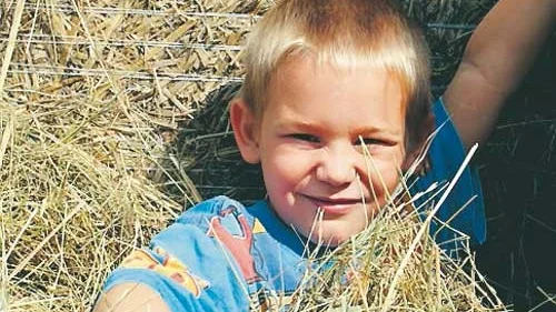 Emanuel Olofsgård, 5, tyckte att det var roligt att hoppa och busa i höet som körts ut till tennisparken i samband med Liv och kolifejs.