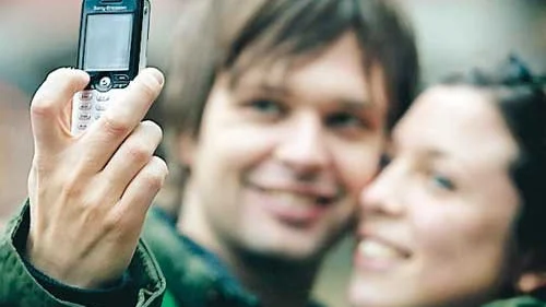 Unga sätter sig i skuld när de skaffar den senaste mobilen utan att tänka på betalningsavtalet som följer. Foto: Pressens Bild
