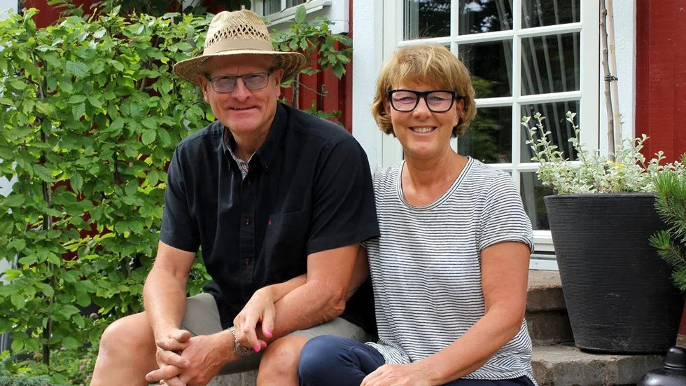 Jan och Kristina Alsér lever med sin trädgård. Ett intresse som ständigt ger nya idéer och ny energi. Foto: Lena Dahlberg