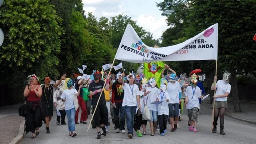 153 barn deltar i SPUNK, årets nordiska barnteaterfestival. Egentligen arrangeras festivalen bara vart annat år, men på grund av jubileet hålls i år in en extra festival förlagd till Astrid Lindgrens hemstad Vimmerby.