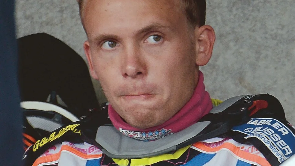 PETAD. Dackarnas lagkapten Michael Jepsen Jensen får inte köra kvällens smålandsderby mot Vetlanda. Svaga insatser på slutet gör att Rune Holta ersätter i kväll.