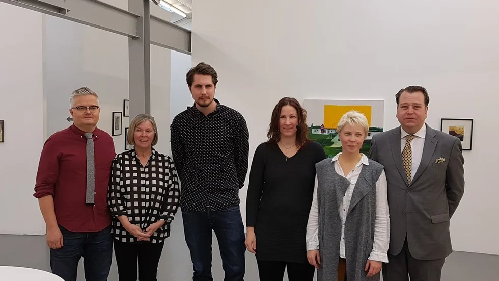Pristagare på rad. Jan Gradvall, Anne De Geer, Gustav Skogens, ordförande i kultur och fritidsnämnden Cecilia Gyllenberg Bergfasth, Alexandra Ekelöf och Dennis Östryd.Skans på bilden gör dansaren Emelie Söderström samt ung Scen/öst. Foto: Jerry Prütz