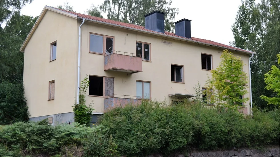 I stort sett samtliga fönsterrutor har slagits sönder och dörren står helöppen. Foto: Sven-Olof Nilsson.