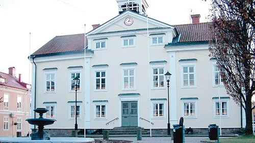 En staty över Astrid Lindgren vid rådhuset i Vimmerby. det är kommunledningens uttalade vilja numera.