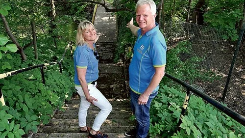 Madelene Bälter och Johnny Solie visar runt på den nya terrängbanan. Foto: Julia Kimell