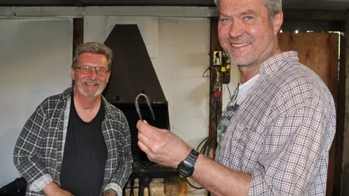 -Det blev en krok, säger Göran Nachtweij medan smeden Ulf Andersson ser på...