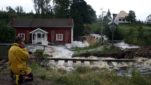 Brandman Willy Andersson höll koll på utvecklingen vid kraftstationen i Bruzaholm där både väg och järnväg spolats bort och där hela dammen riskerade att brista med stora följder nedströms.