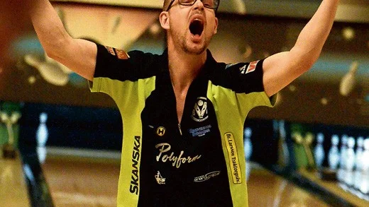 Rickard Gustavsson fick jubla över en 300-serie och totalt 1 024, men hans VBK föll ändå i den viktiga matchen mot Flax med 12-8.