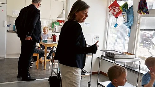 Paul Lindvall och Catharina Rosencrantz frågar barnen vad de tycker om maten. "Gott", låter det entydiga svaret.