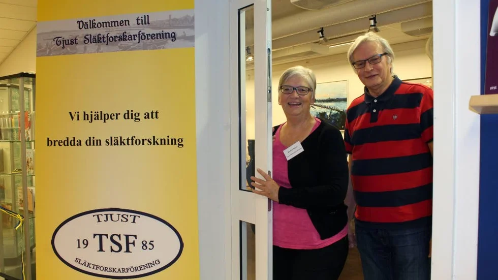 Tjust Släktforskarförening efterlyser ett forskningscenter i Västervik. På bild Barbro Wärn och Guy Persson, från Tjust Släktforskarförening, när den nya lokalen på stadsbiblioteket i Västervik öppnades 2018