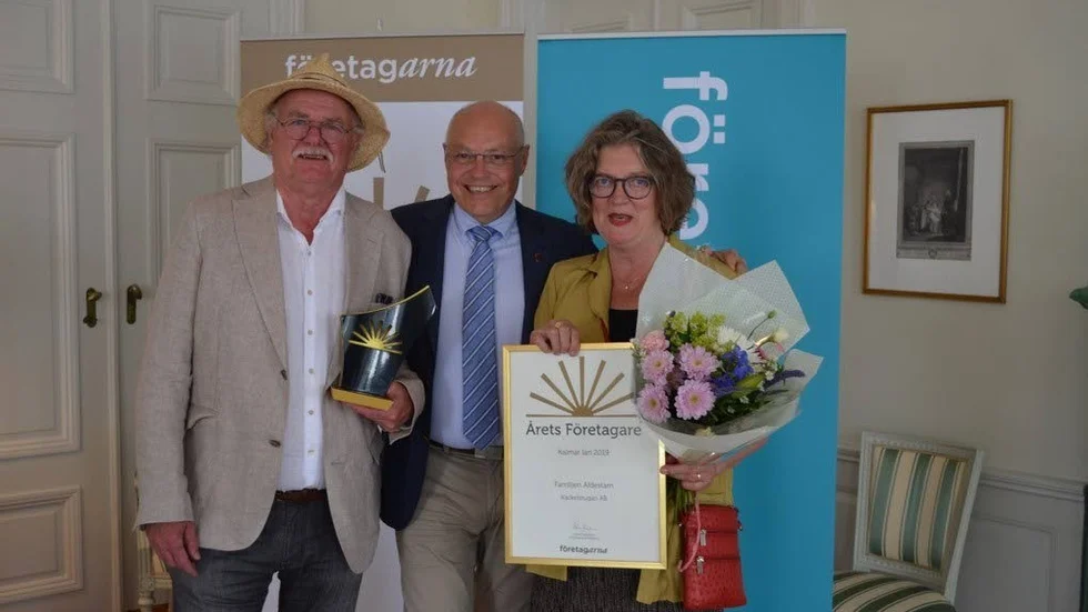 Gunnar Aldestam och Agneta Aldestam, med landshövding och prisutdelare Thomas Carlzon emellan sig.